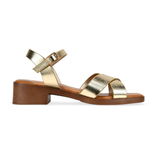 Sandalias de tacón doradas con hebilla
