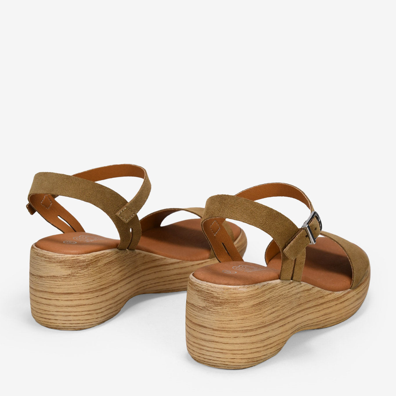 Sandalias con cuña marrones en serraje piel con hebilla