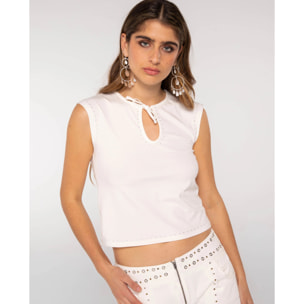 Top tipo cut out con lazo en el escote y tirantes de mujer