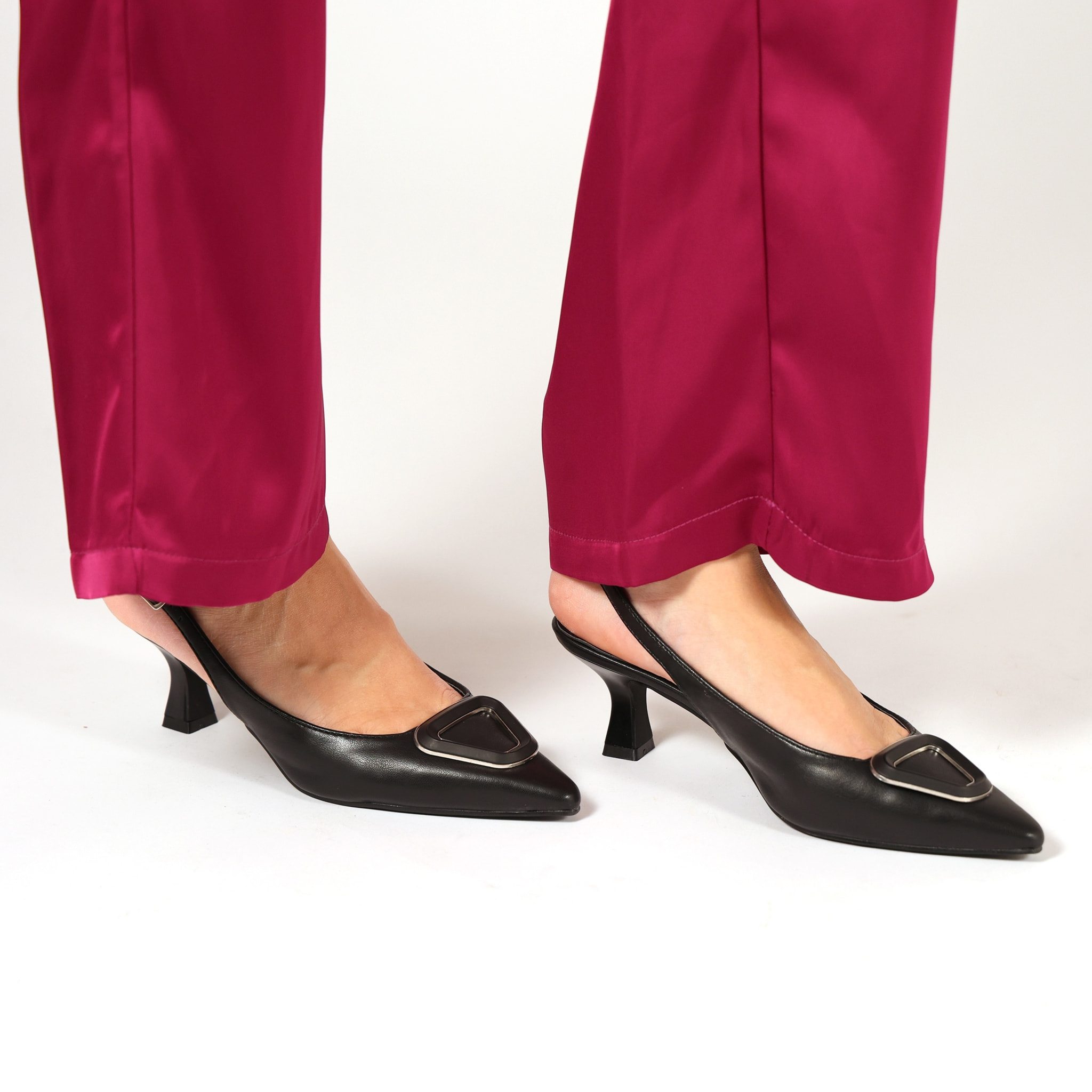 Dècolletè slingback con tacco basso a rocchetto e dettaglio sulla punta