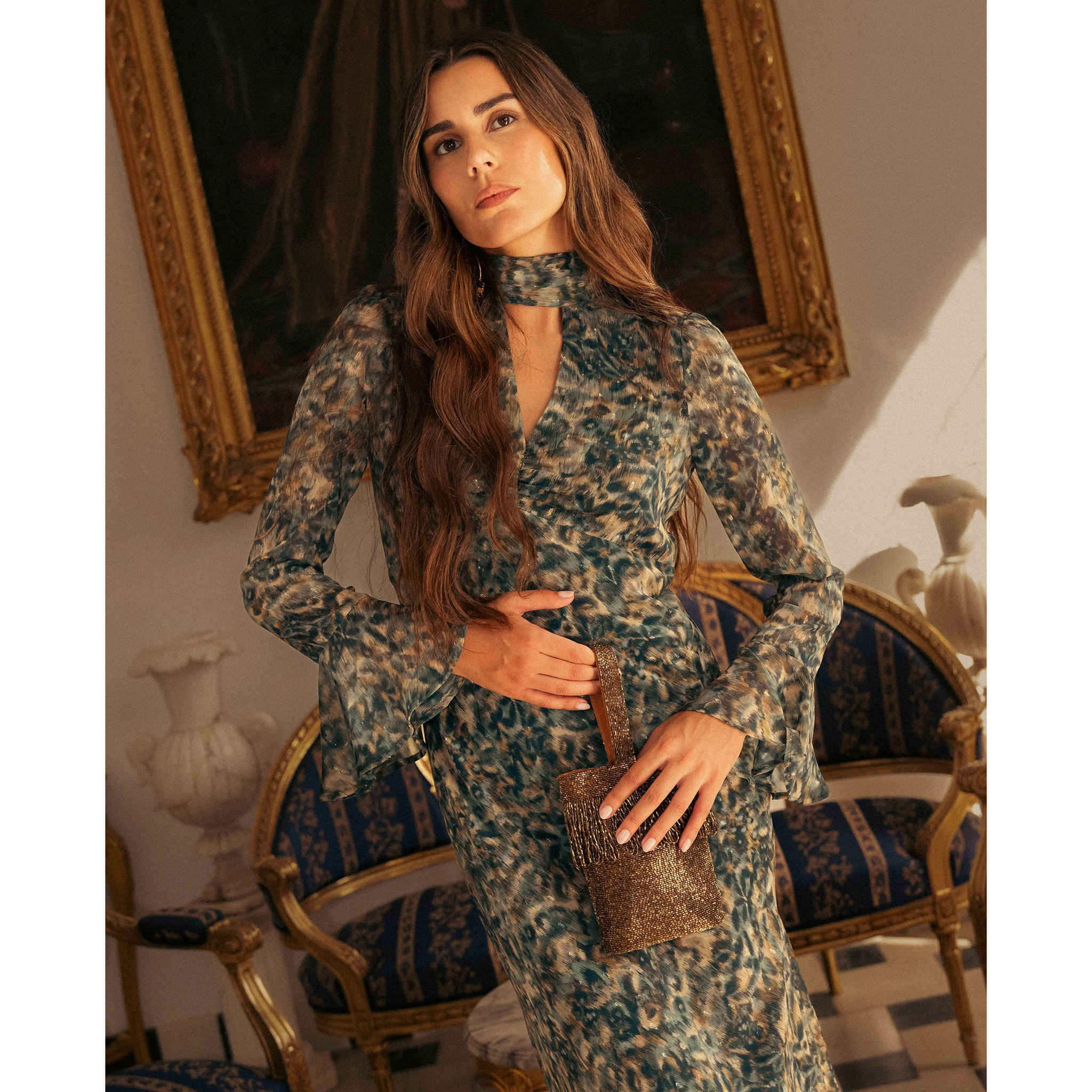 Vestido midi estampado con manga larga y escote en pico con lazada.