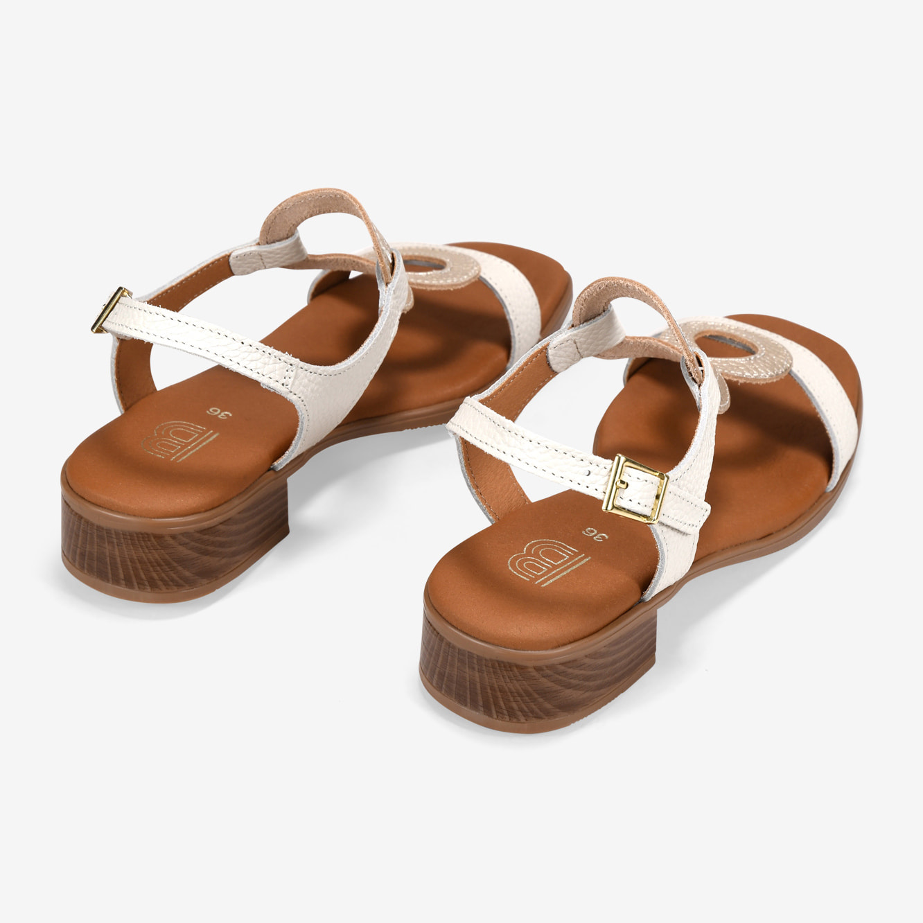 Sandalias de tacón beige con cierre de hebilla