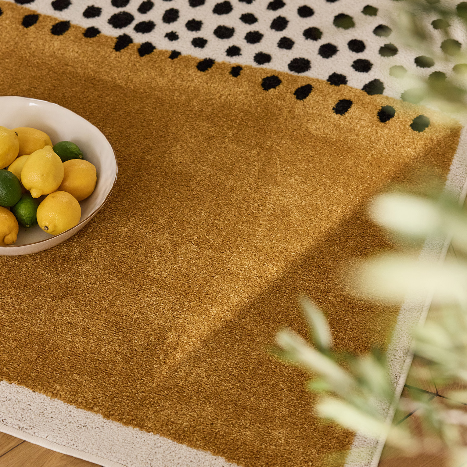PANTONE - Tapis ocre à motif à pois TERRA DEL SOL