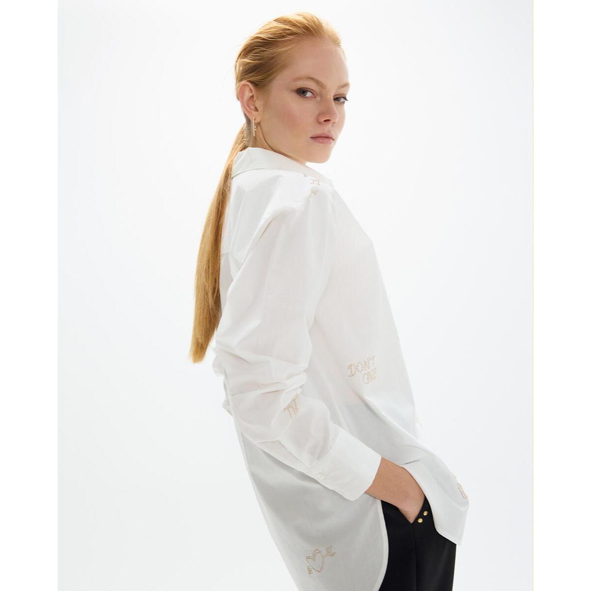 Camicia oversize con borchie dorate e disegni posizionati strategicamente.