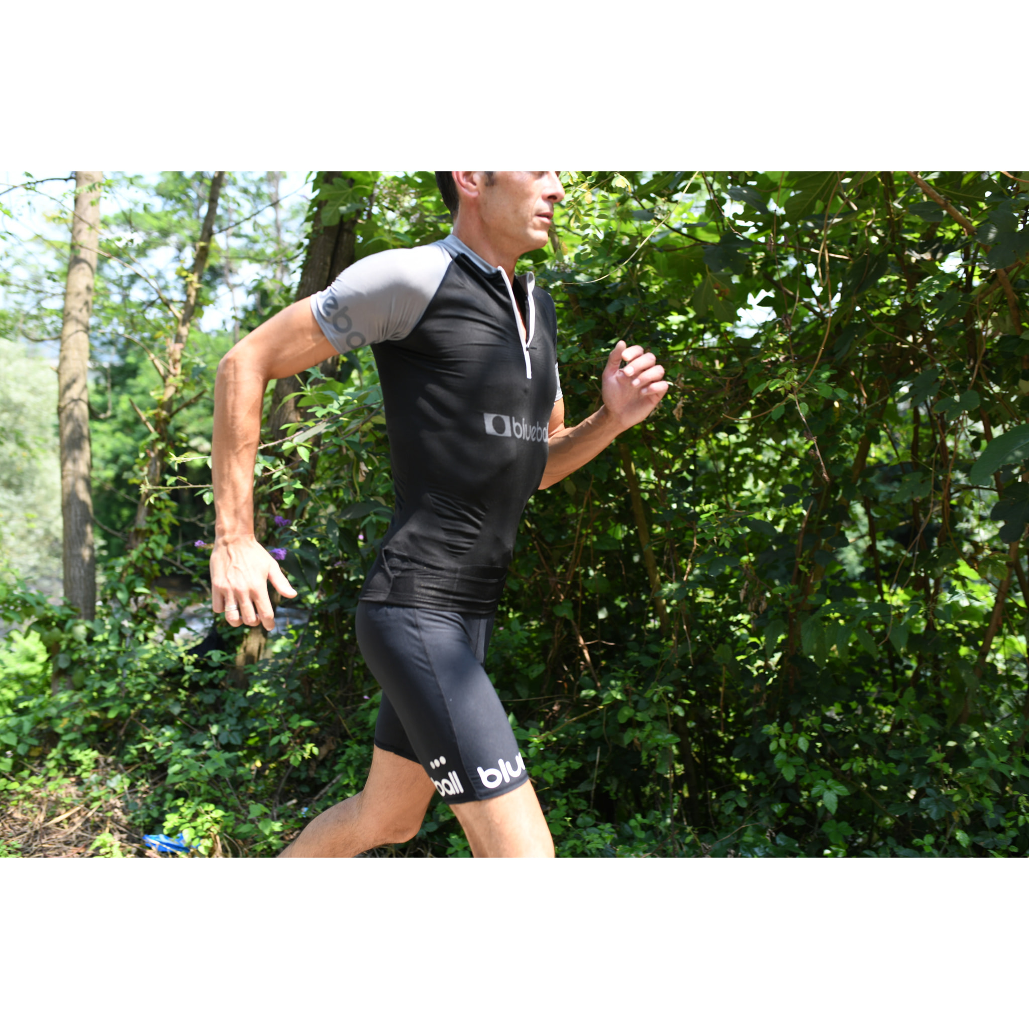 CAMISETA DE COMPRESIÓN RUNNING PARA HOMBRE DE MANGA CORTA BLUEBALL EN NEGRO Y GRIS