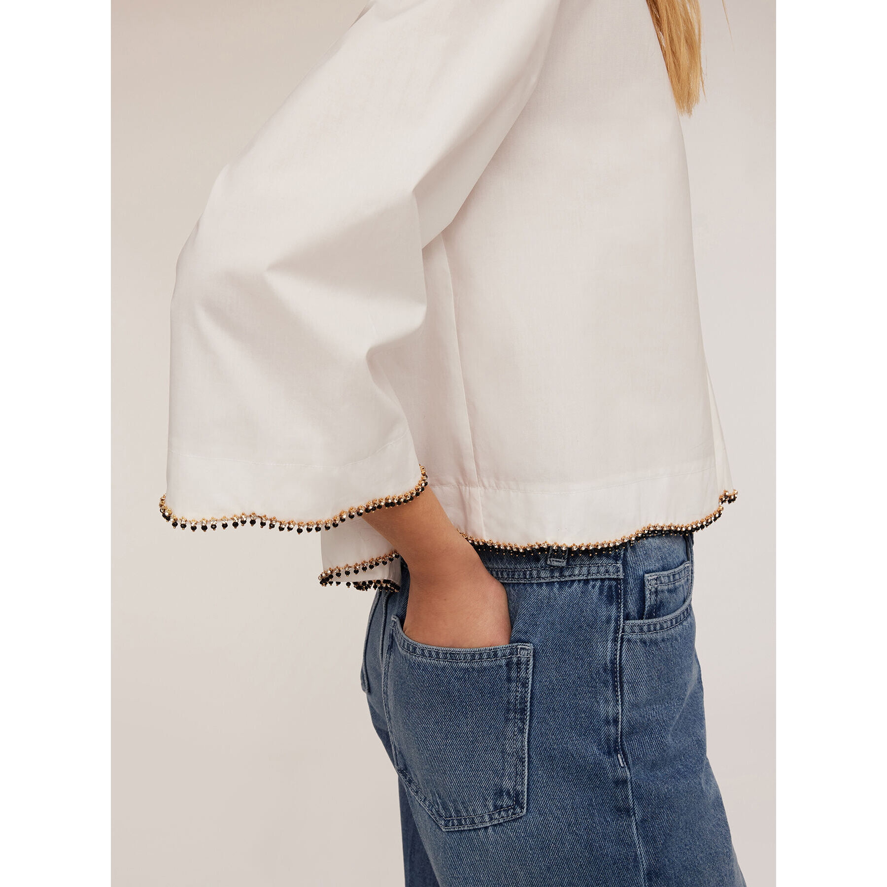 Motivi - Camisa cropped con bordado de pedrería - Blanco