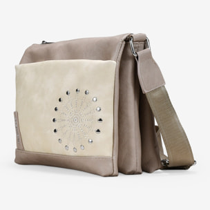 Bolso bandolera beige con cremallera y tachas