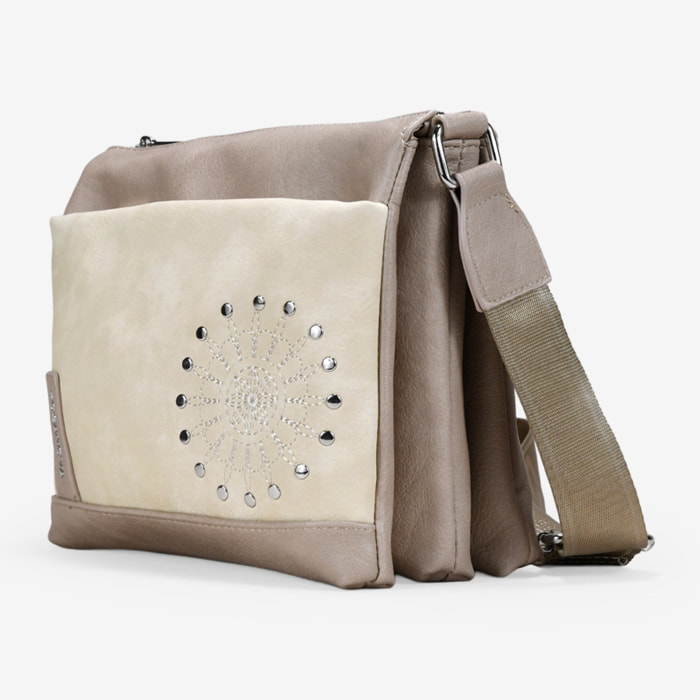 Bolso bandolera beige con cremallera y tachas
