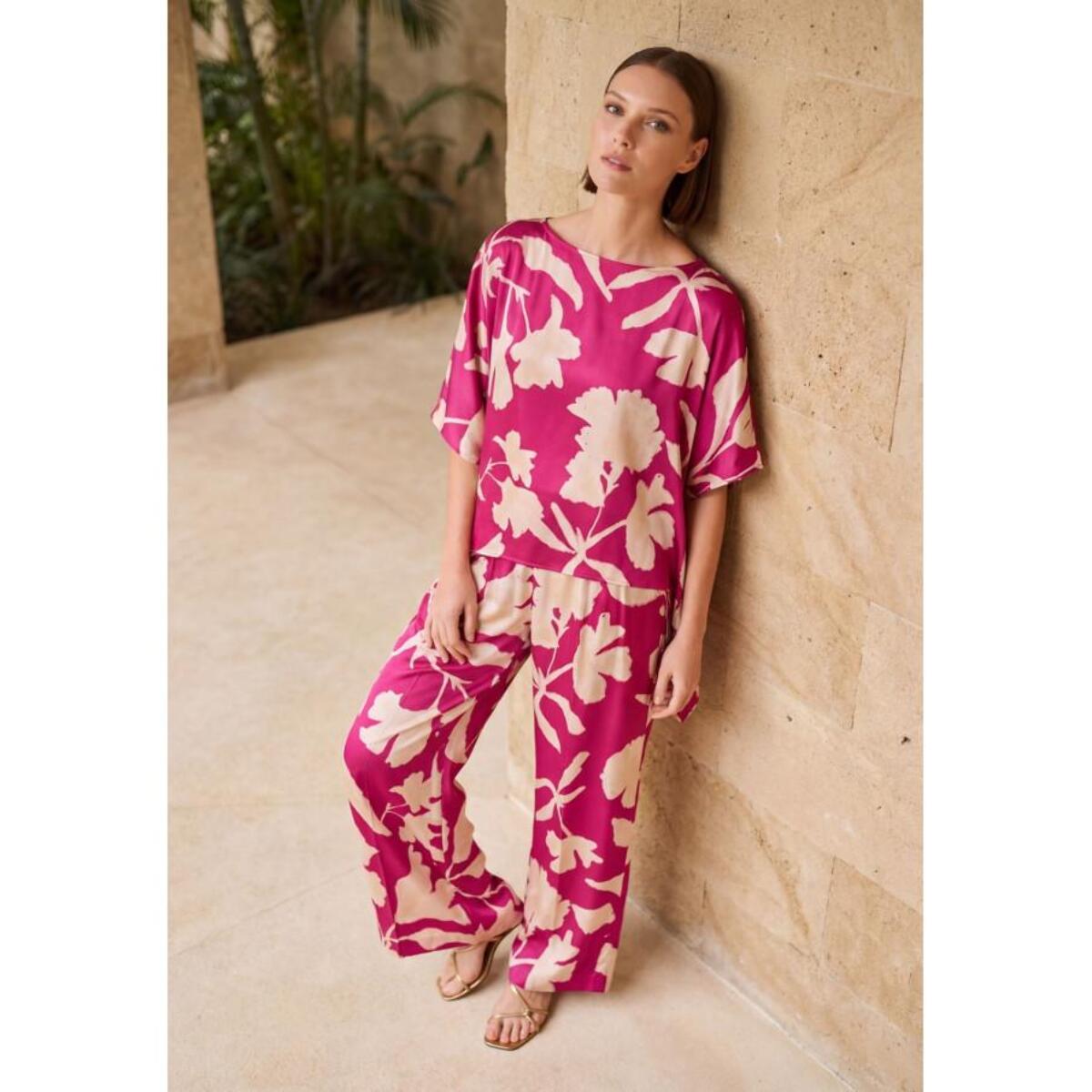 Blusa con maniche asimmetriche e grande fiore di bouganville