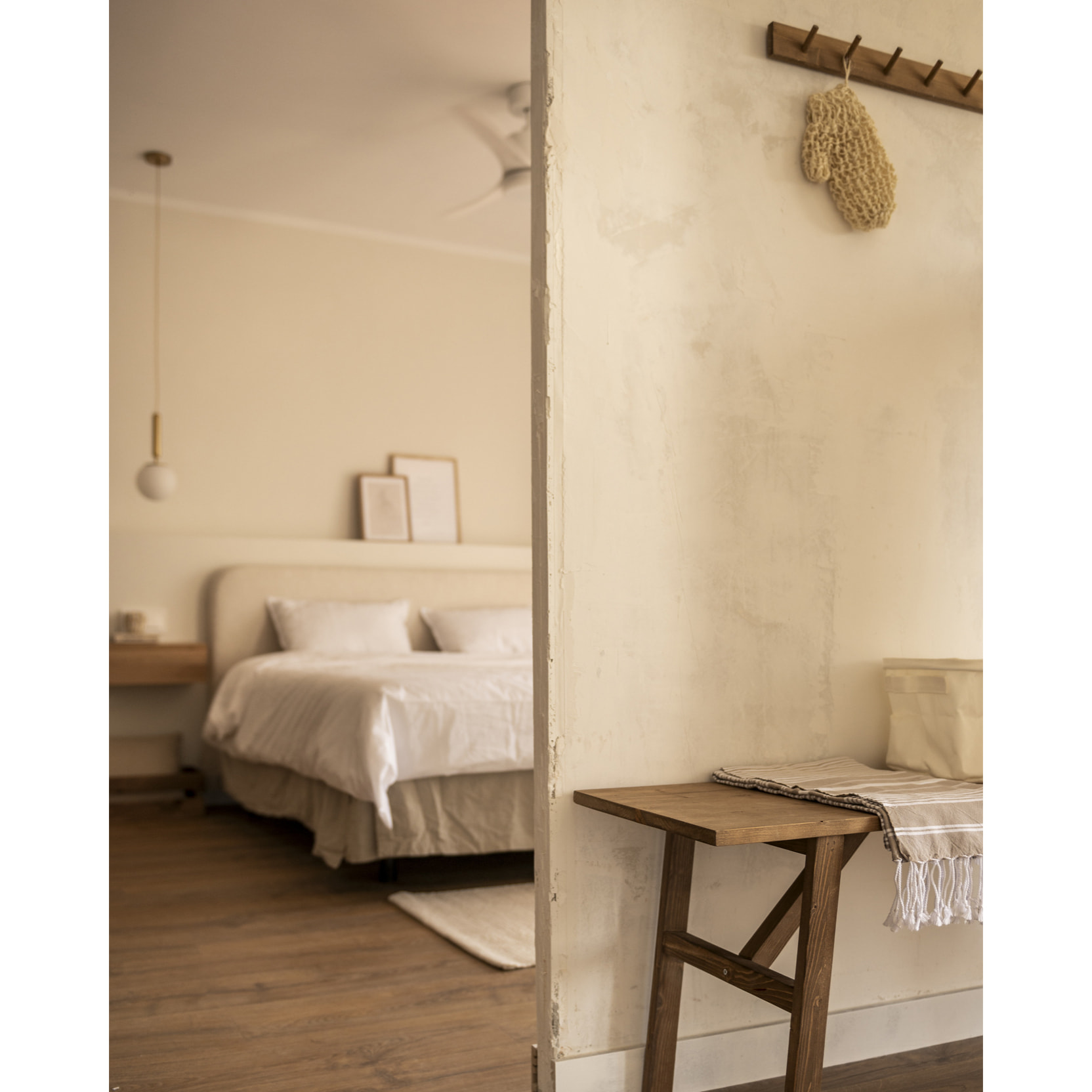 Cintre mural en bois massif ton chêne foncé 61x5cm Hauteur: 5 Longueur: 61 Largeur: 1.4