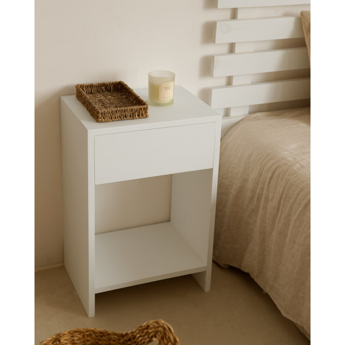 Table de chevet en bois massif avec un tiroir dans un ton chêne foncé de 60x40cm Hauteur: 60 Longueur: 40 Largeur: 29.5