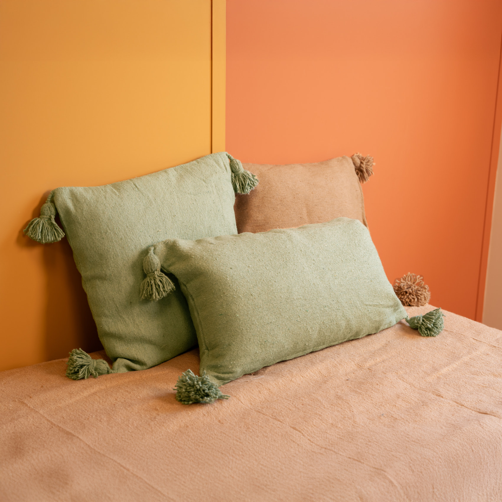 Housse de coussin en laine à pompons - Vert