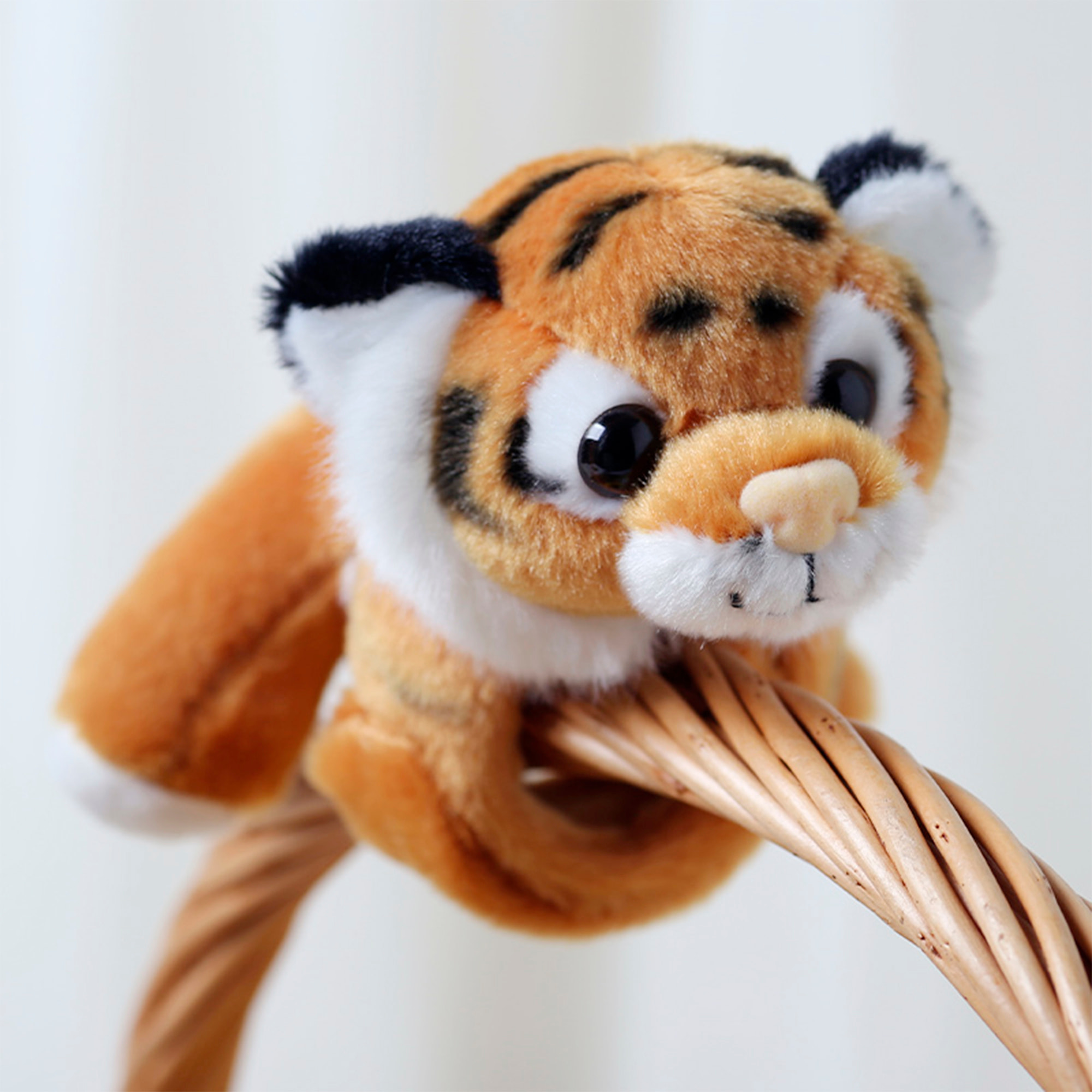 Peluche extrasuave y mullido. Diseño tigre con mecanismo enrollable. 13 cm.