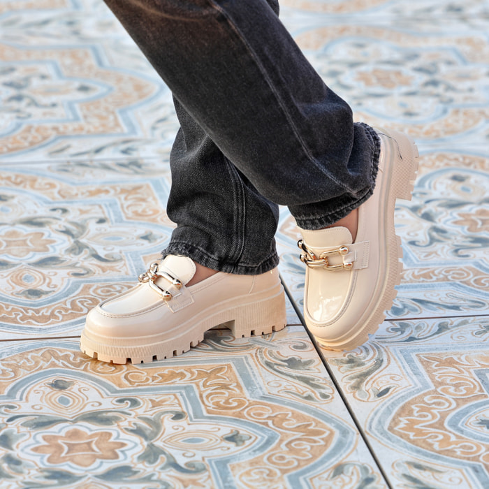 Mocassini platform in simil pelle verniciata con dettaglio color oro