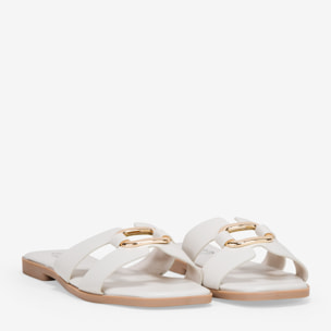 Sandalias planas beige con metal decorativo