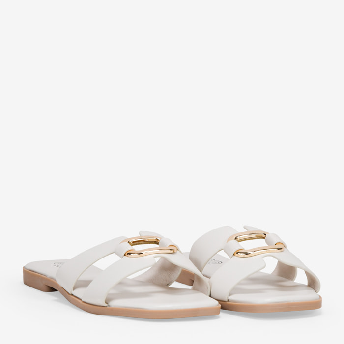 Sandalias planas beige con metal decorativo