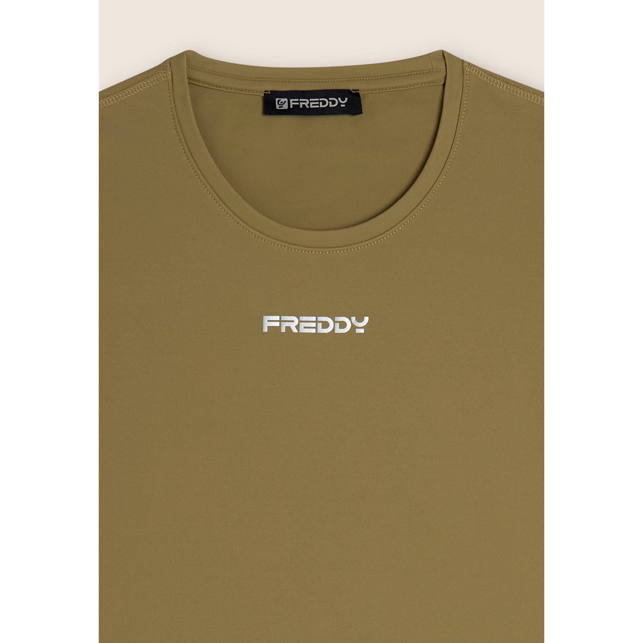 T-shirt slim fit in D.I.W.O.® traspirante con logo