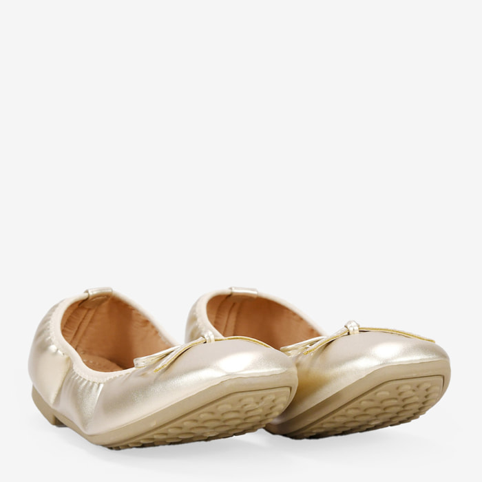 Bailarinas planas doradas con lazo