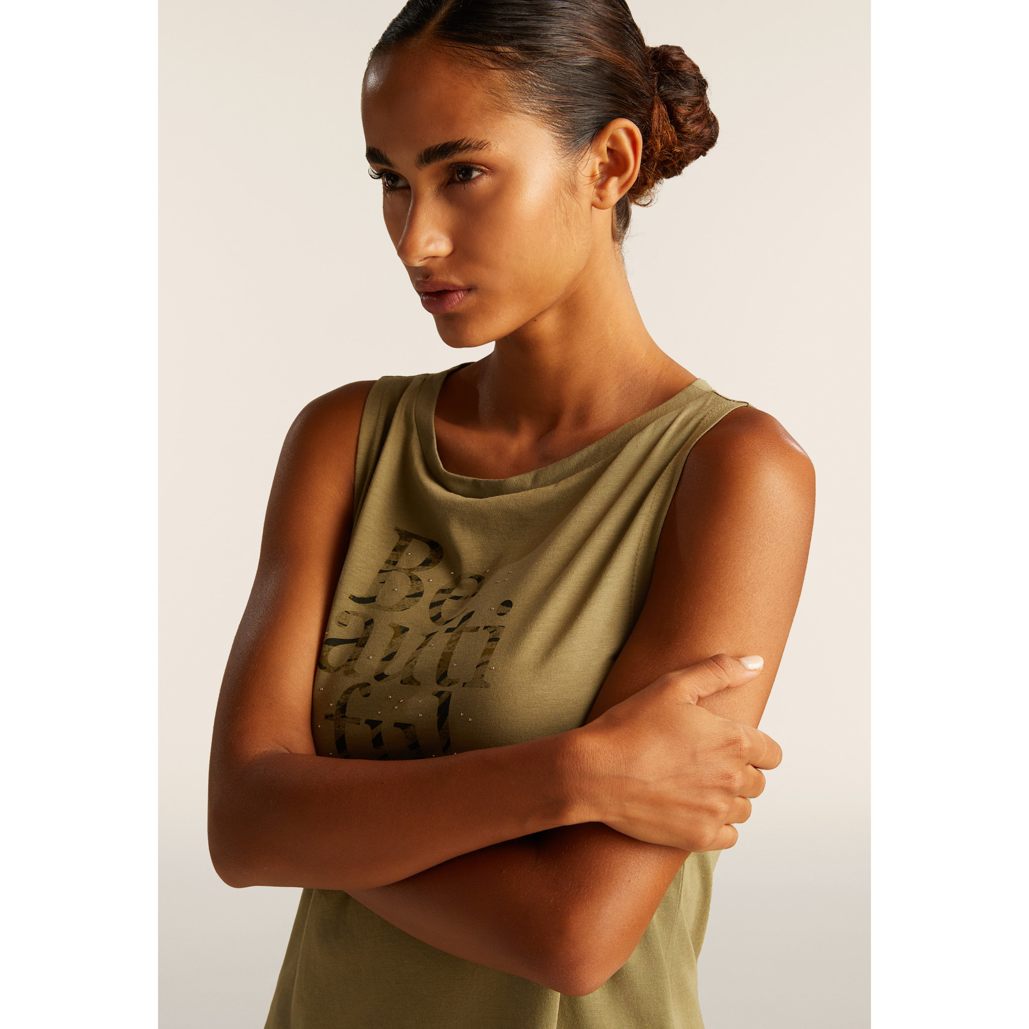 Canotta con fondo svasato e grafica con borchie