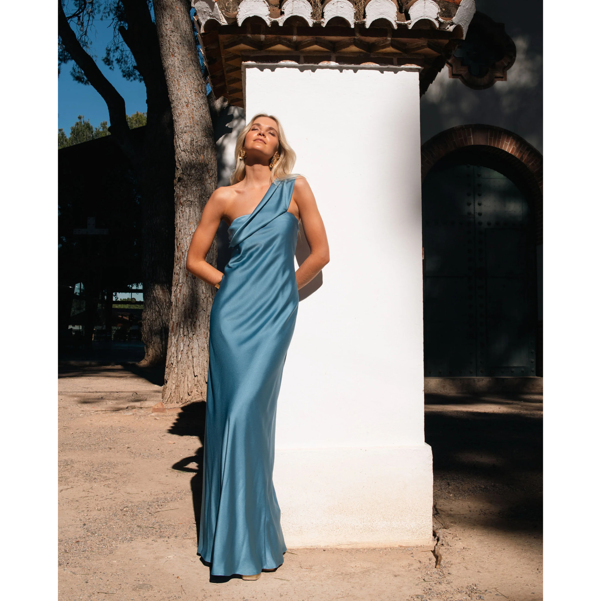 Vestido largo con escote asimétrico