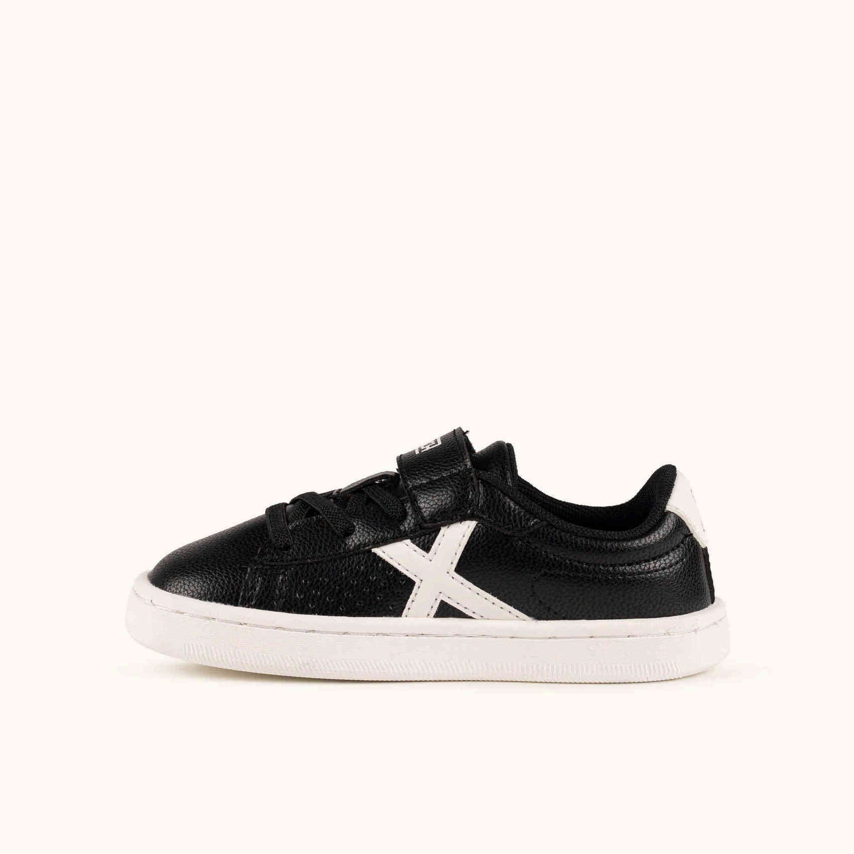 Zapatilla casual infantil en contraste blanco y negro MUNICH MINI OPEN VCO 01