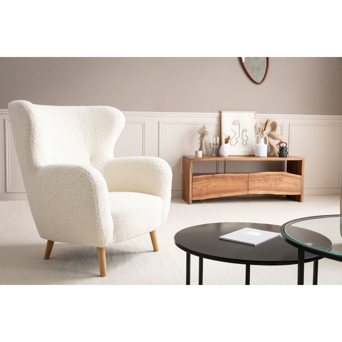 Fauteuil scandinave en tissu effet peau de mouton blanc et bois clair KORO