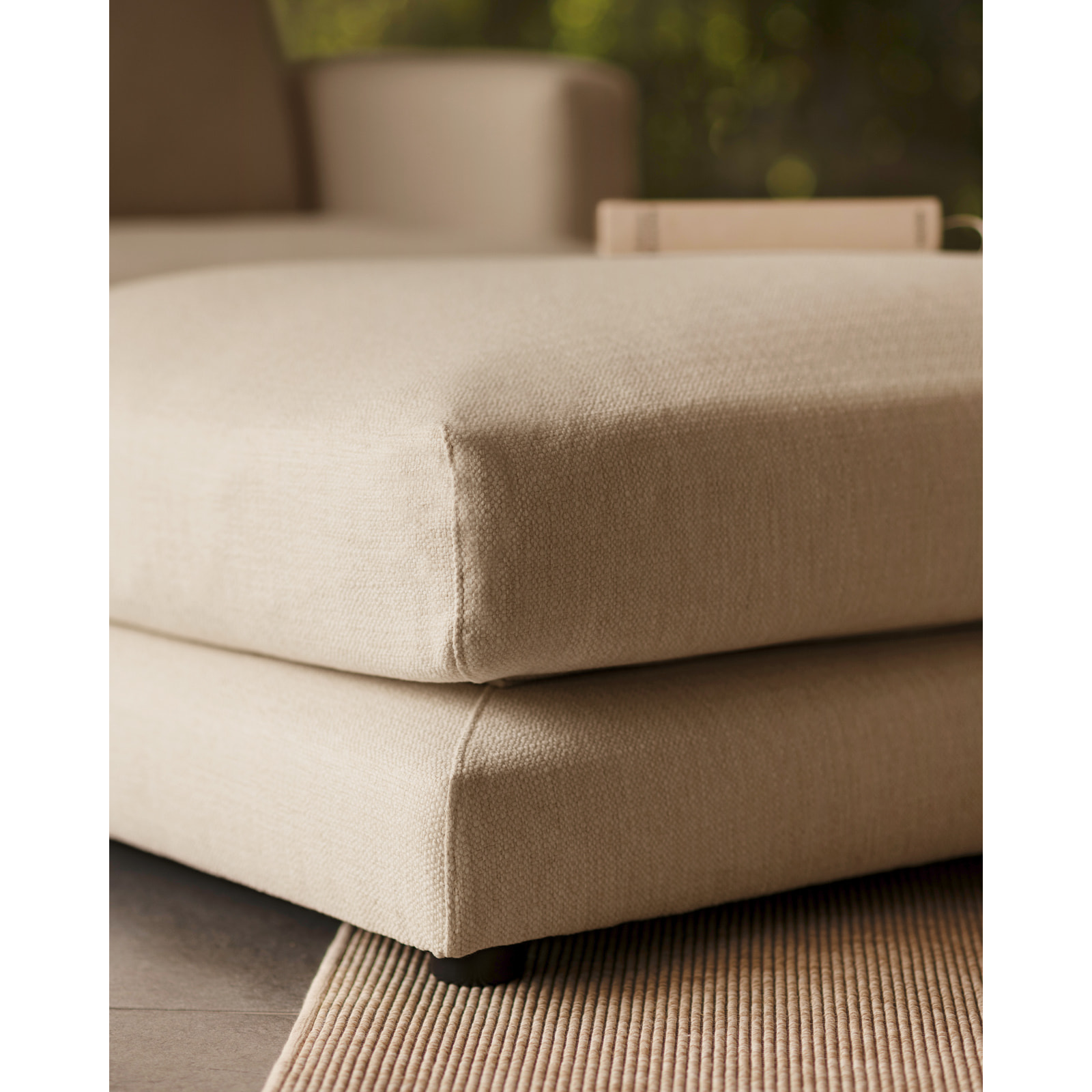 Puf gris claro de 97x78cm Alto: 36 Largo: 97 Ancho: 78