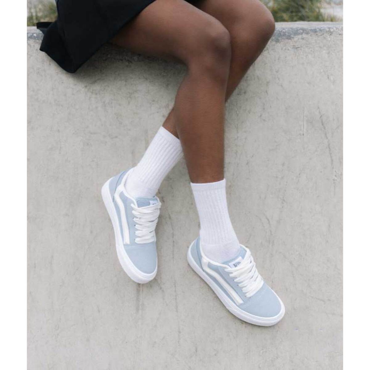 Zapatillas deportivas azul claro con cordones