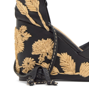 Alpargata Carmela cuña de yute en napa con motivos florales bordados y cintas