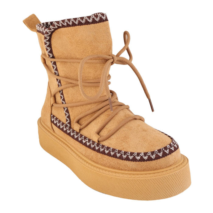 Stivaletti in simil camoscio imbottiti con stringhe e ricamo