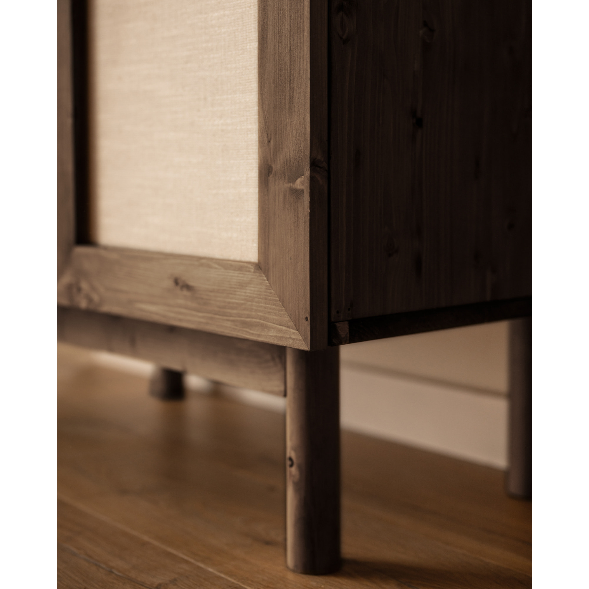 Buffet en bois de sapin et toile de lin ton noyer 100x80 Hauteur: 100 Longueur: 80 Largeur: 40