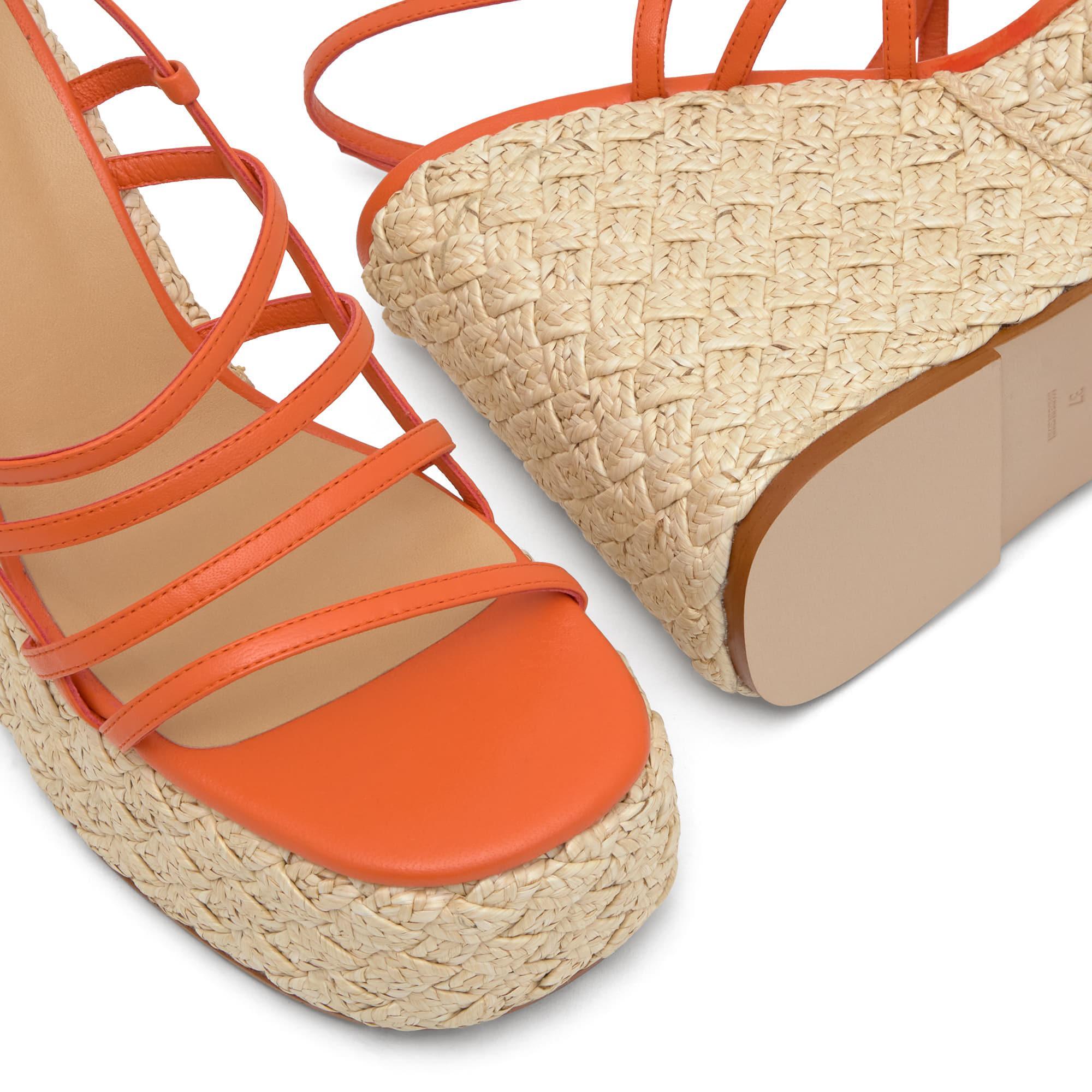 Sandalia destalonada Fiona en napa y rafia con hebilla ajustable