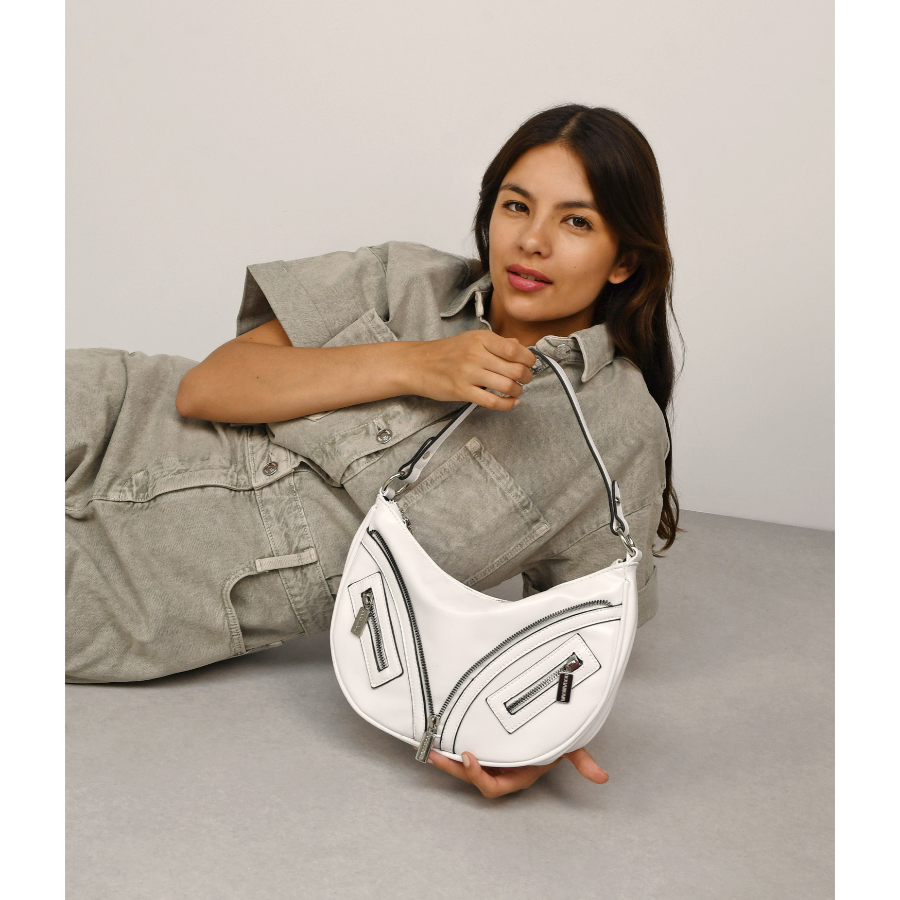 Bolso de hombro blanco con cremalleras