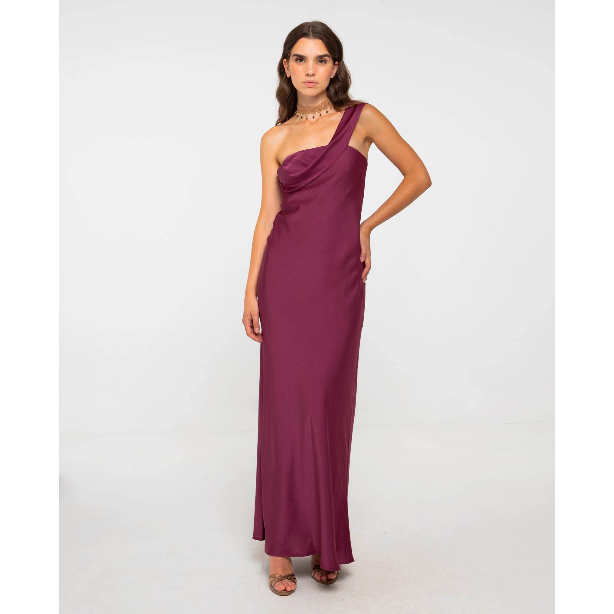 Vestido largo con escote asimétrico