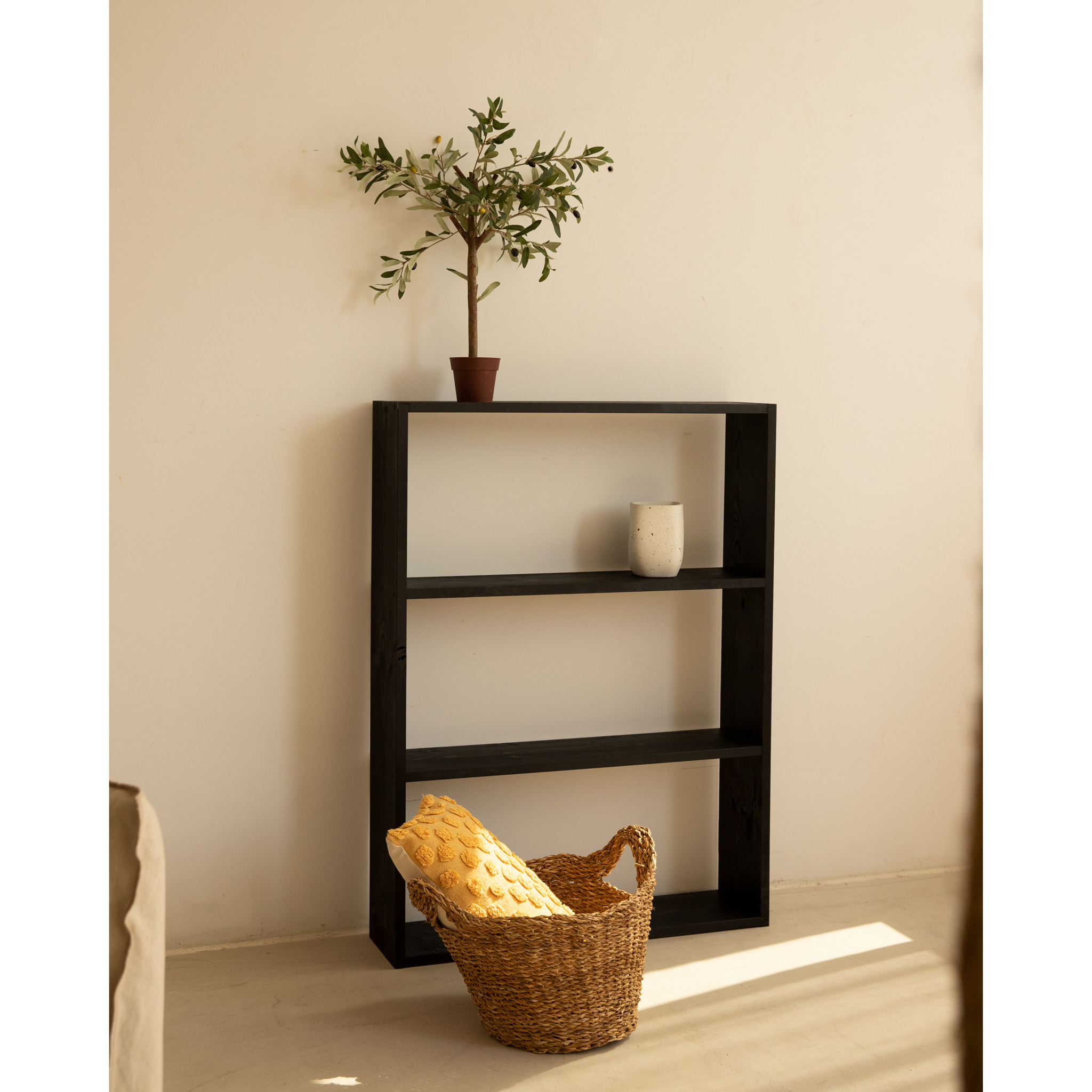 Estantería de madera maciza tono negro con 2 estantes Alto: 110 Largo: 80 Ancho: 20