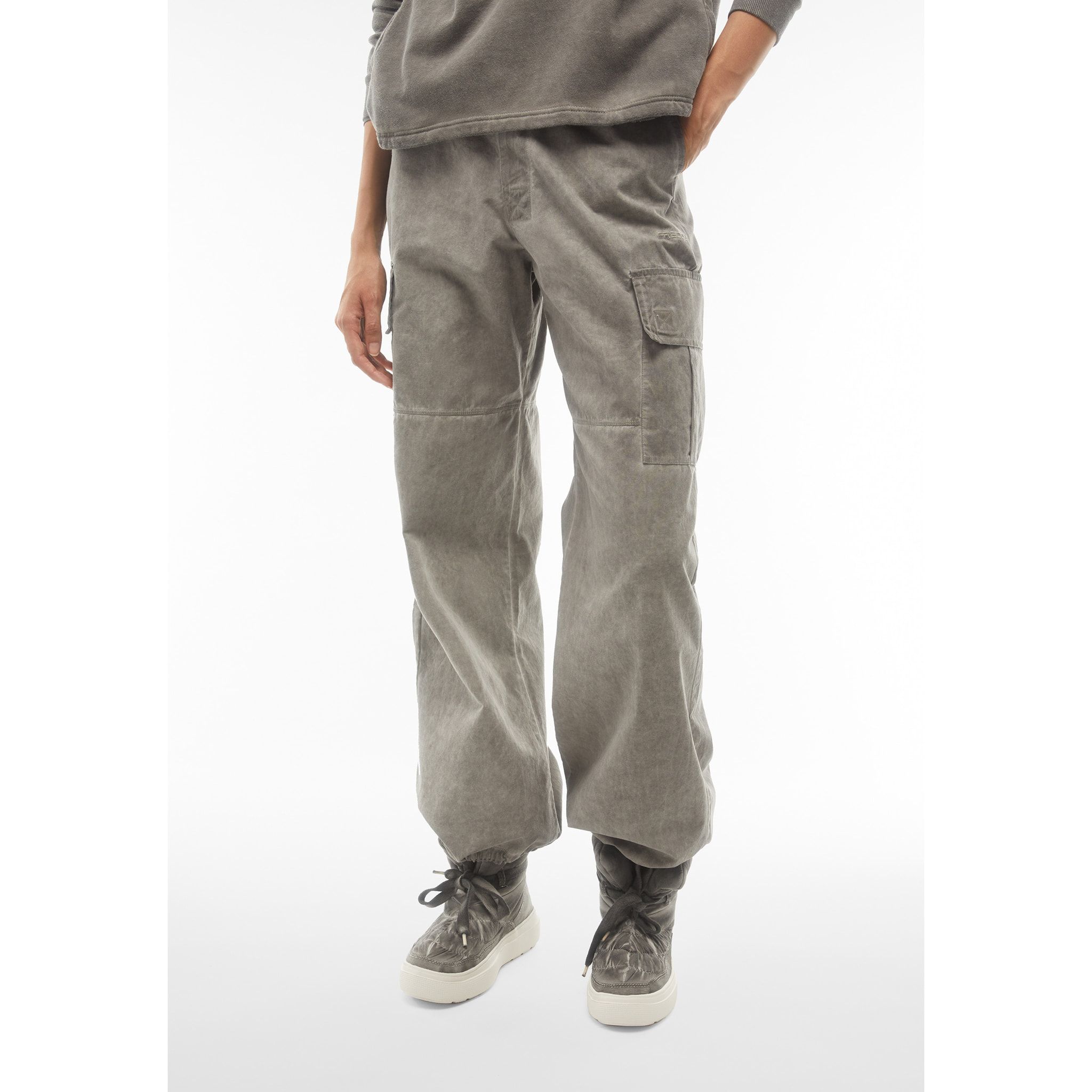 Pantaloni cargo in canvas tinto capo cold dyed