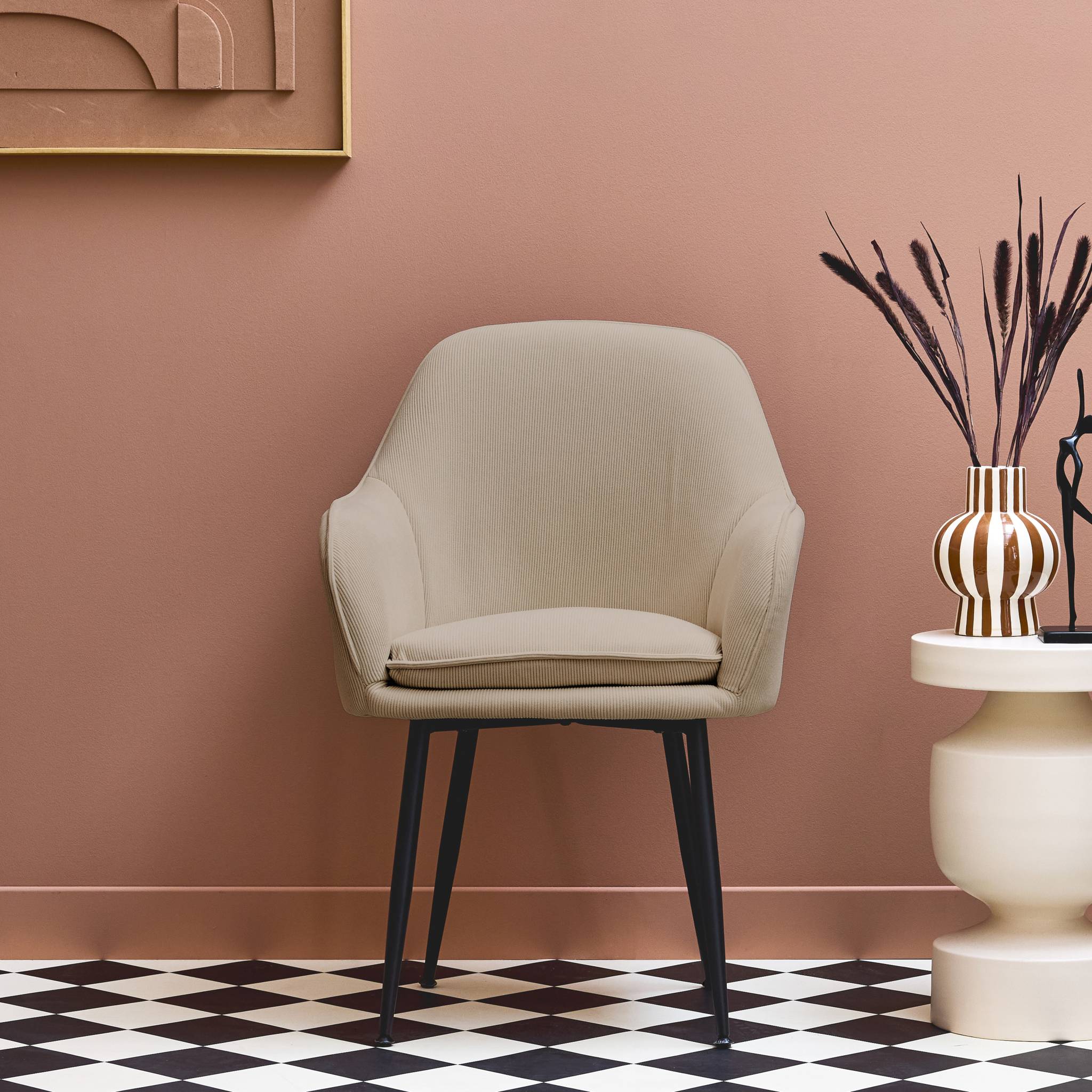 Fauteuil en velours côtelé beige et pieds en métal noir mat. L 57 x P 59 x H 84.5