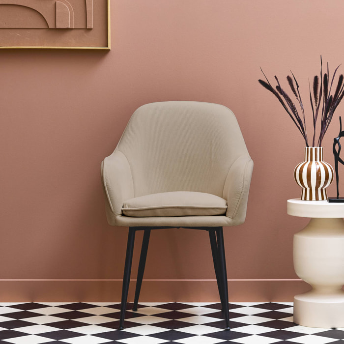 Fauteuil en velours côtelé beige et pieds en métal noir mat. L 57 x P 59 x H 84.5
