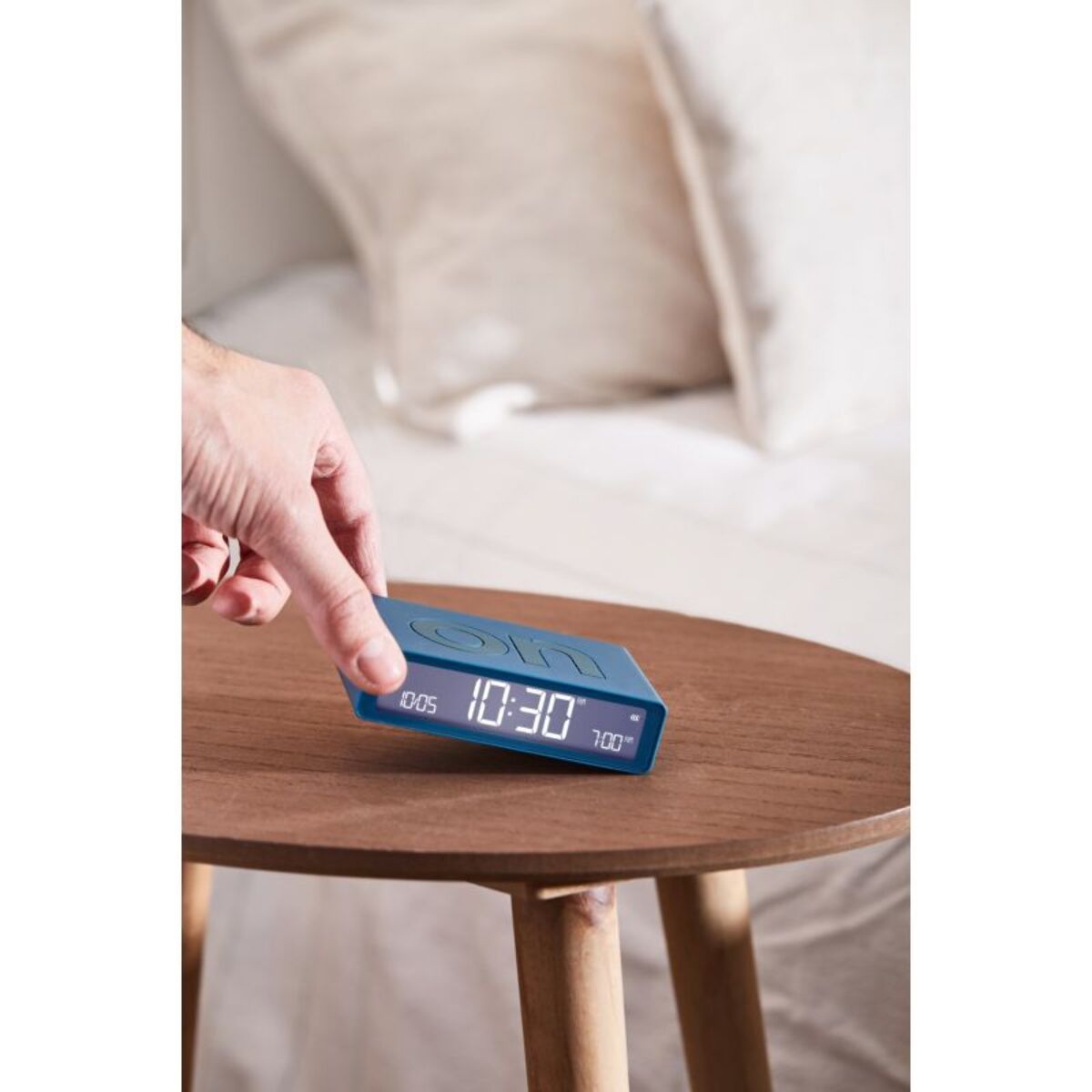 Réveil LEXON Flip Classic Rechargeable en USB-C Bleu