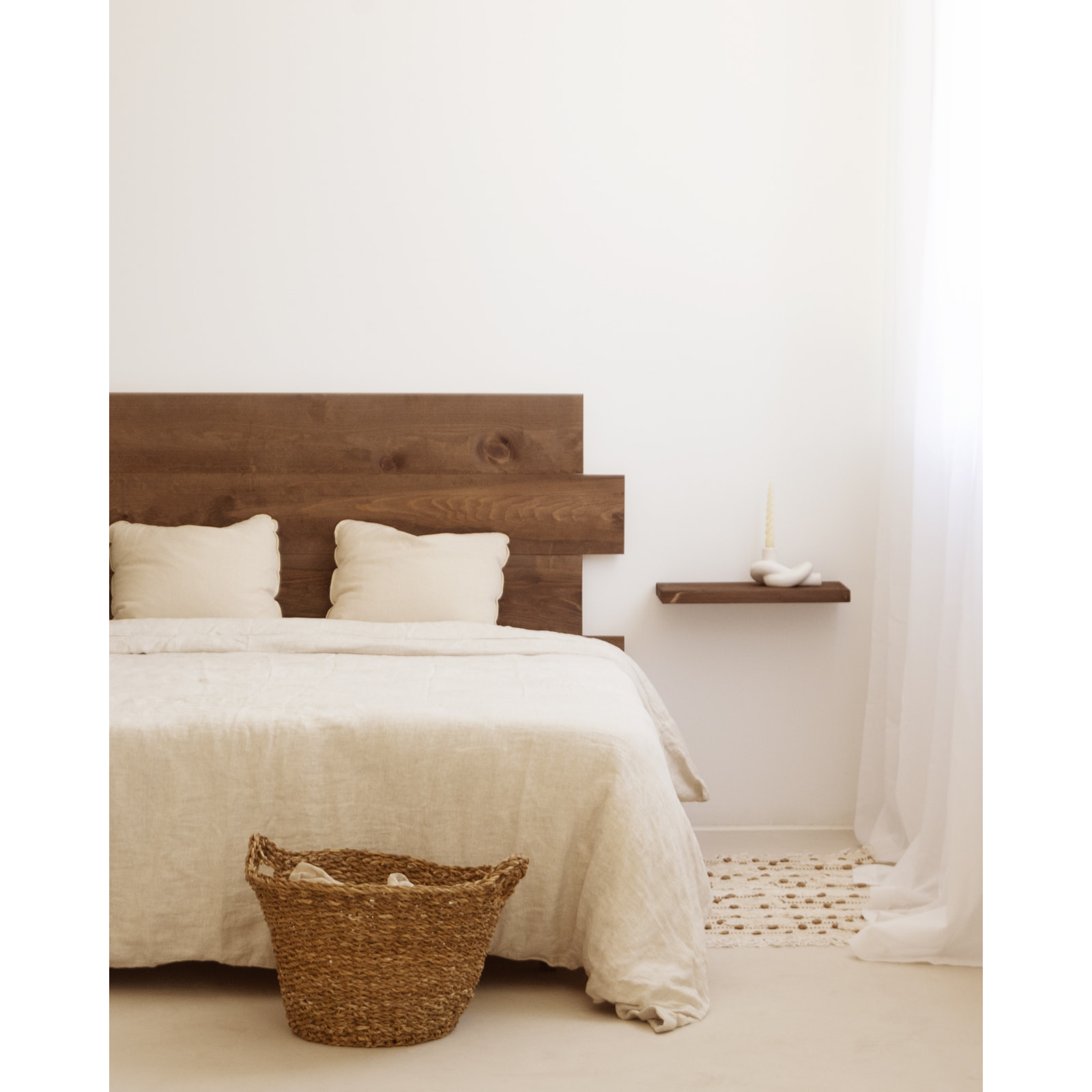 Tête de lit asymétrique en bois massif ton noyer en différentes tailles