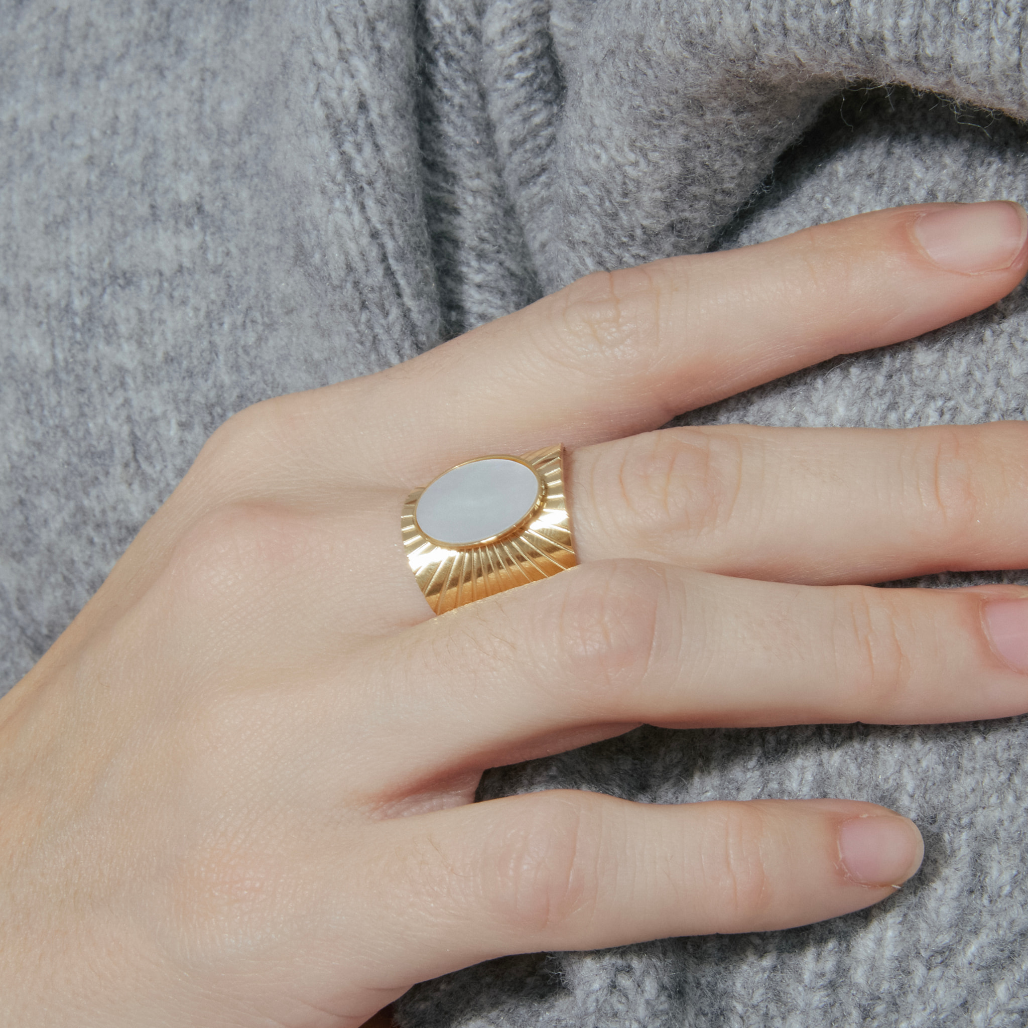 Anillo de Madreperla Blanca acabado en oro amarillo de 18k