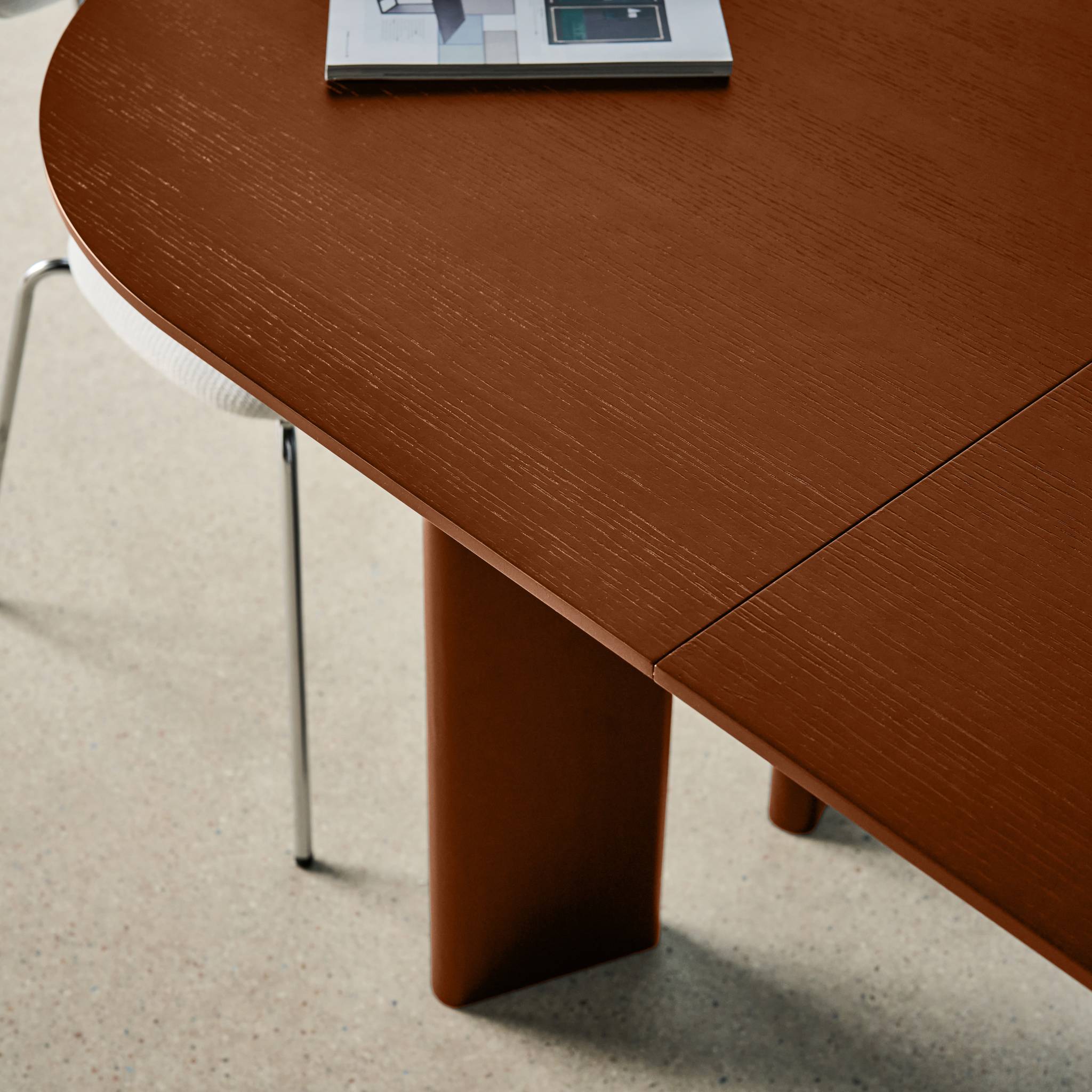 Table à manger oblongue extensible bois d'hévéa et placage chêne 6-8 places ALBANE