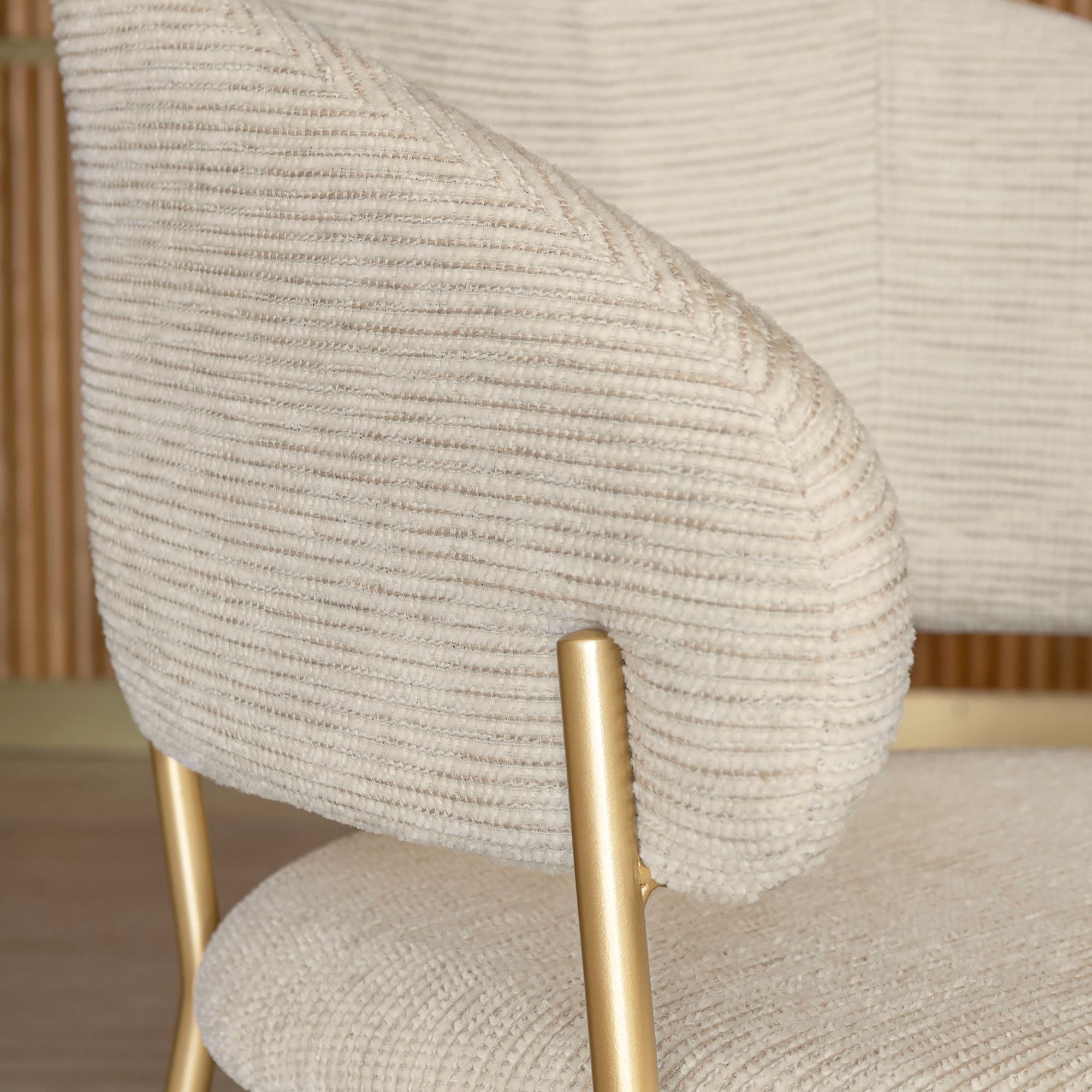 Ensemble table ovale effet bois 220cm et 6 fauteuils en tissu écru