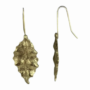 Pendiente de gancho con hoja de otoño en metal dorado