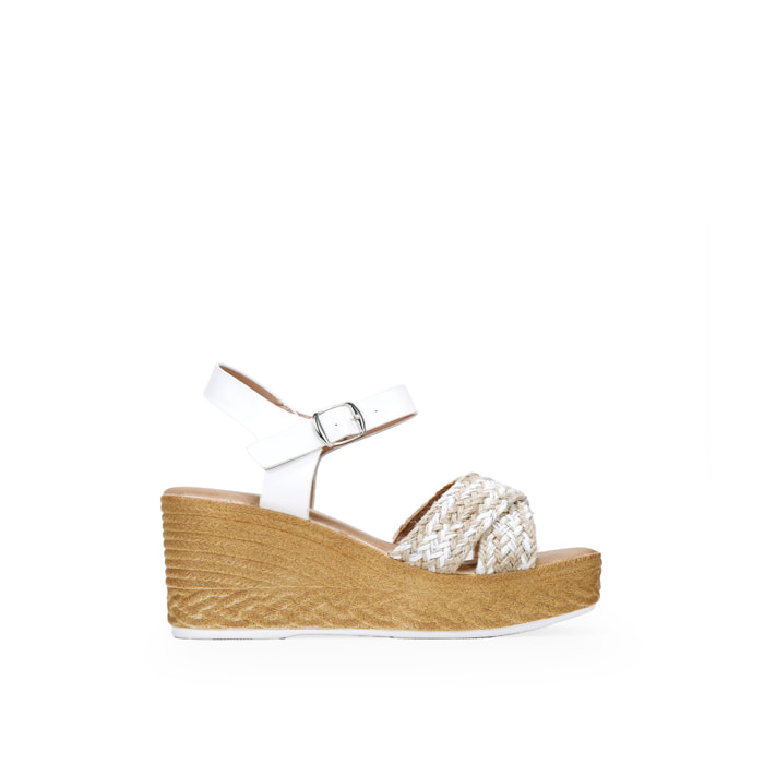 Sandalias blancas con cuña efecto esparto