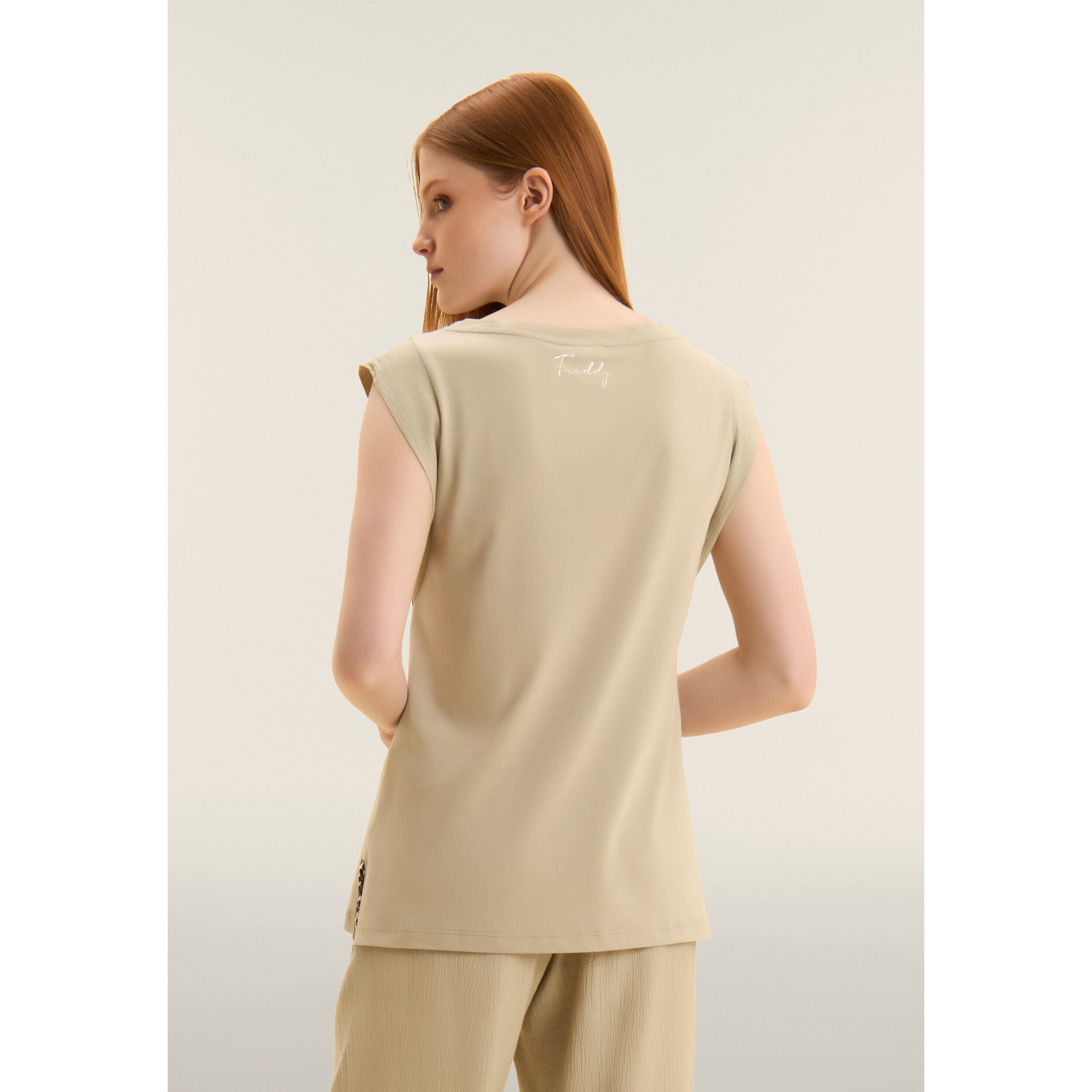 T-shirt con maniche in tessuto crinkle e scritta gioiello