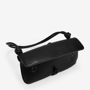 Bolso de hombro negro con solapa y gancho metálico