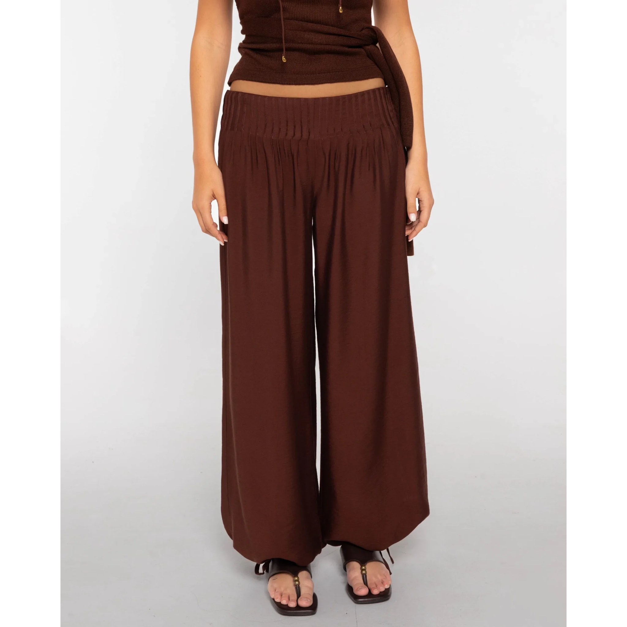 Pantalón ancho largo fluido con jaretas de mujer