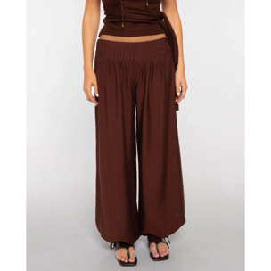 Pantalón ancho largo fluido con jaretas de mujer
