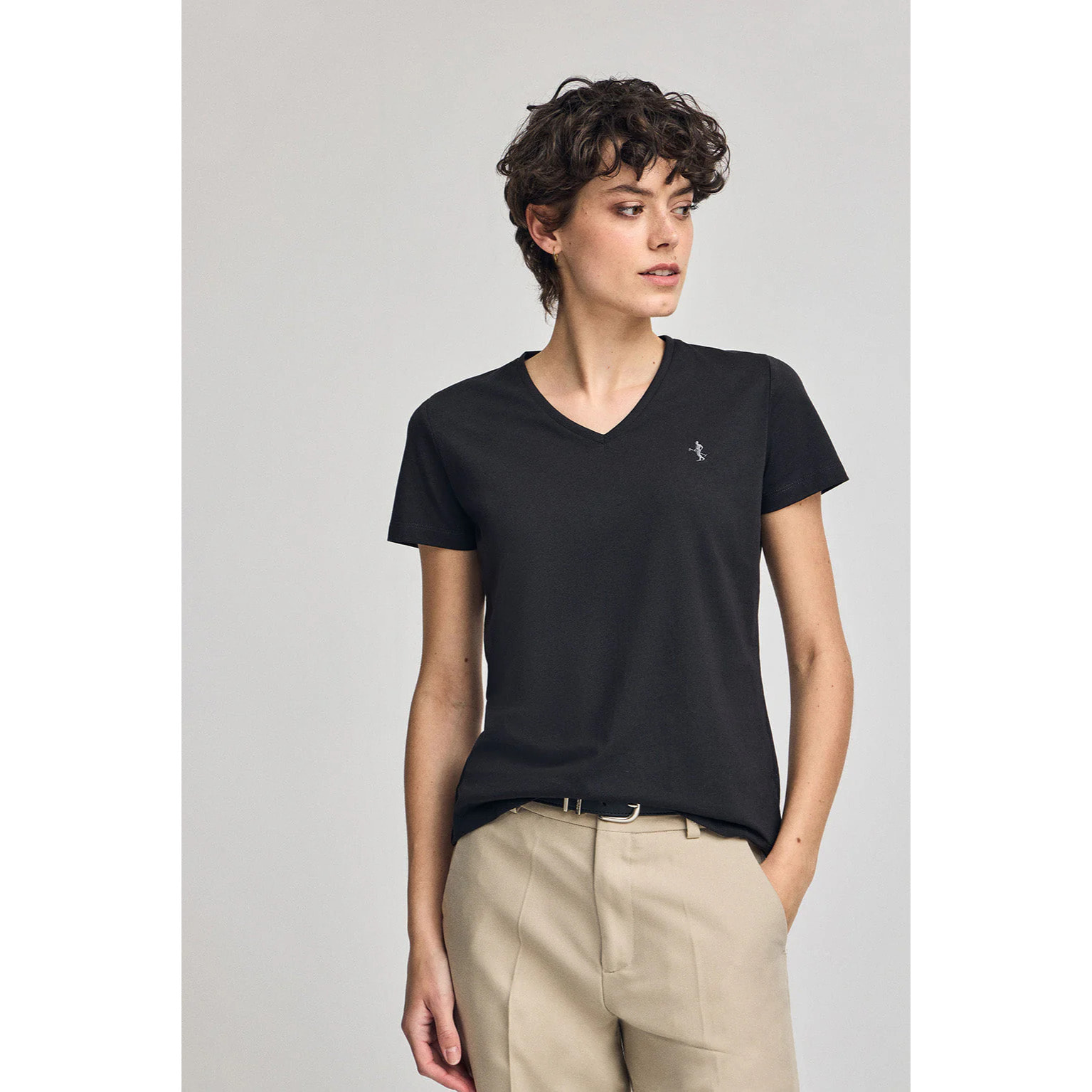 Camiseta negra de escote en pico y bordado Rigby Best